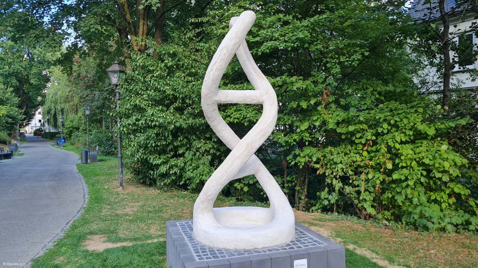 Gedenkstele "Sei ein Mensch" - Olpe - Blick vom KKP - horizontal